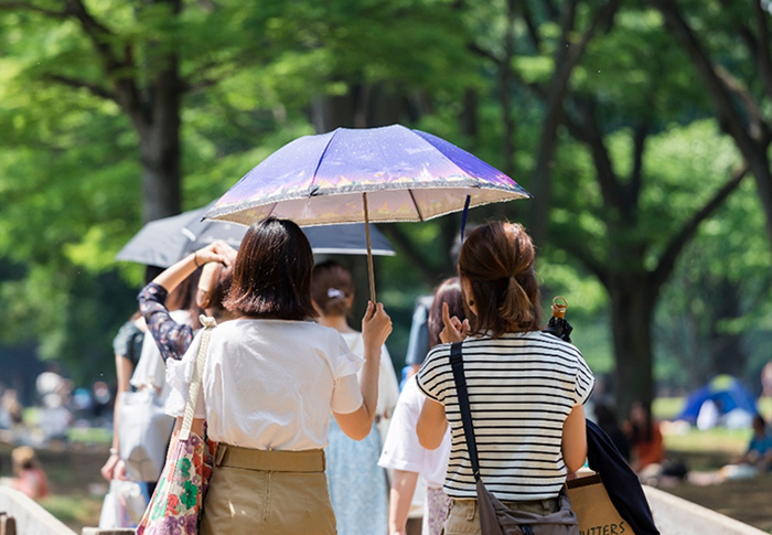 夏の紫外線対策に日傘をさす女性