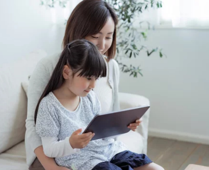 電子書籍を楽しむ女性